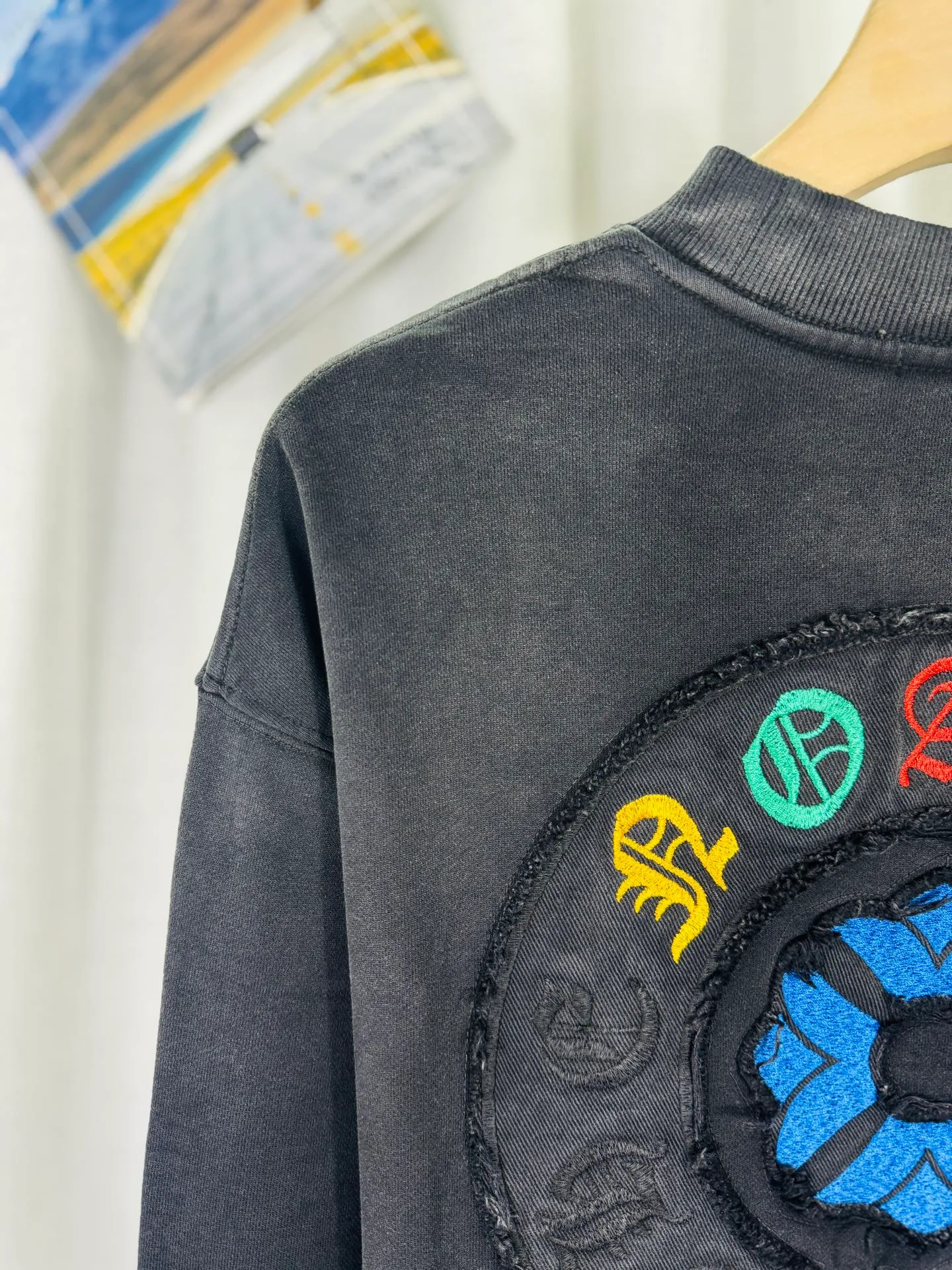 P270 top version, real shot without P, ​​different from market currency) 𝗖𝗵𝗿𝗼𝗺𝗲 𝗛𝗲𝗮𝗿𝘁𝘀/Cro Heart 2025 washed patch embroidery autumn and winter new original single counter American laser burnt 3D three-dimensional color embroidered couple casual sweatshirt 👑The highest version! Customized fabric 430g tripe terry fabric! American acid-washed and distressed original fabric laser burnt ✟appliqué embroidery and exquisite embroidery of letters! The best-selling model in the counter, very comfortable to wear. Accessories: original molded and authenticated collar label➕100% silk wash label. Genuine purchase-grade original hangtag➕matching hanging rope➕3D hanging beads➕original packaging bag. Craftsmanship: The original version has consistent wiring! The highest version of the armhole matching technique! Color: White Black Size: S M L XL Style No.: 9324